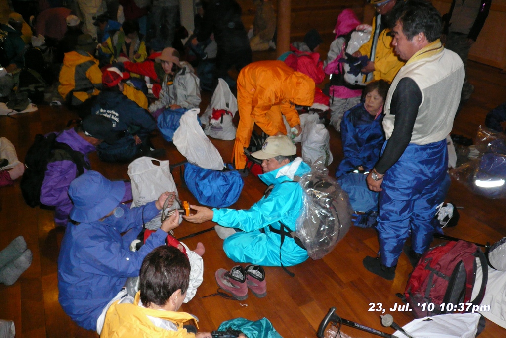 富士山アタック黒鳥隊。深夜出発準備これ最後の写真。100723-223731