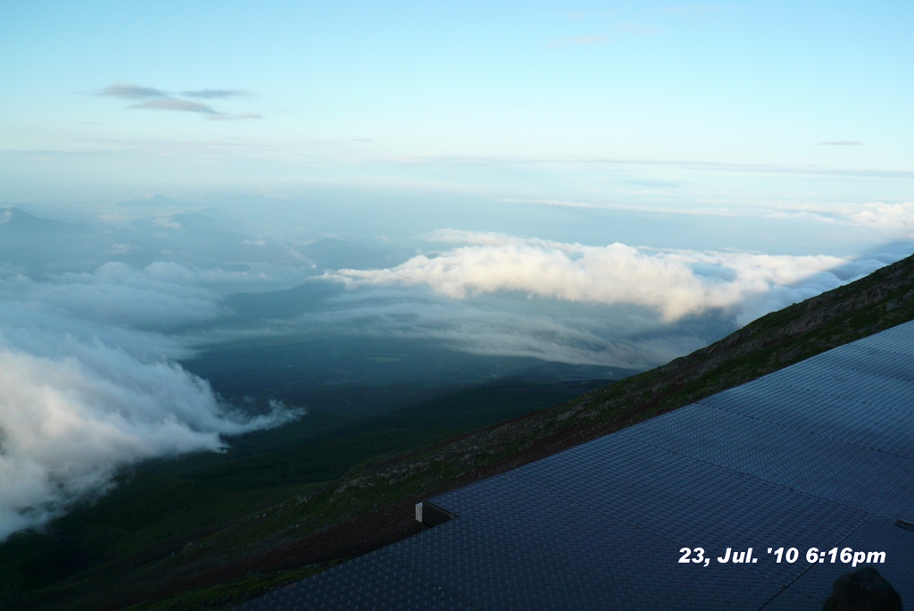 富士山アタック黒鳥隊。宿から影富士の一部確認。100723-181649