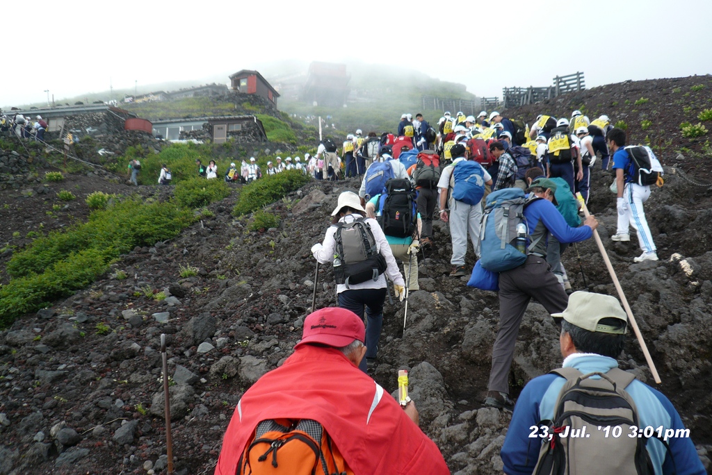 富士山アタック黒鳥隊。下から見上げるとすぐそこにみえるんだが、ようやく7合目。