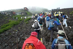 富士山アタック黒鳥隊。下から見上げるとすぐそこにみえるんだが、ようやく7合目。