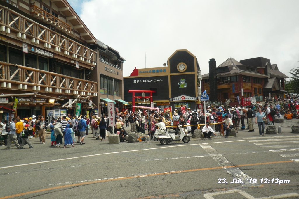 富士山アタック黒鳥隊。5合目登山口到着。ここで約1時間カラダを慣らします。
