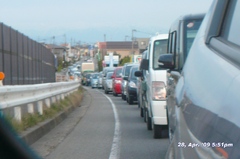090428-175108　大野大橋東詰め渋滞サイドミラーで