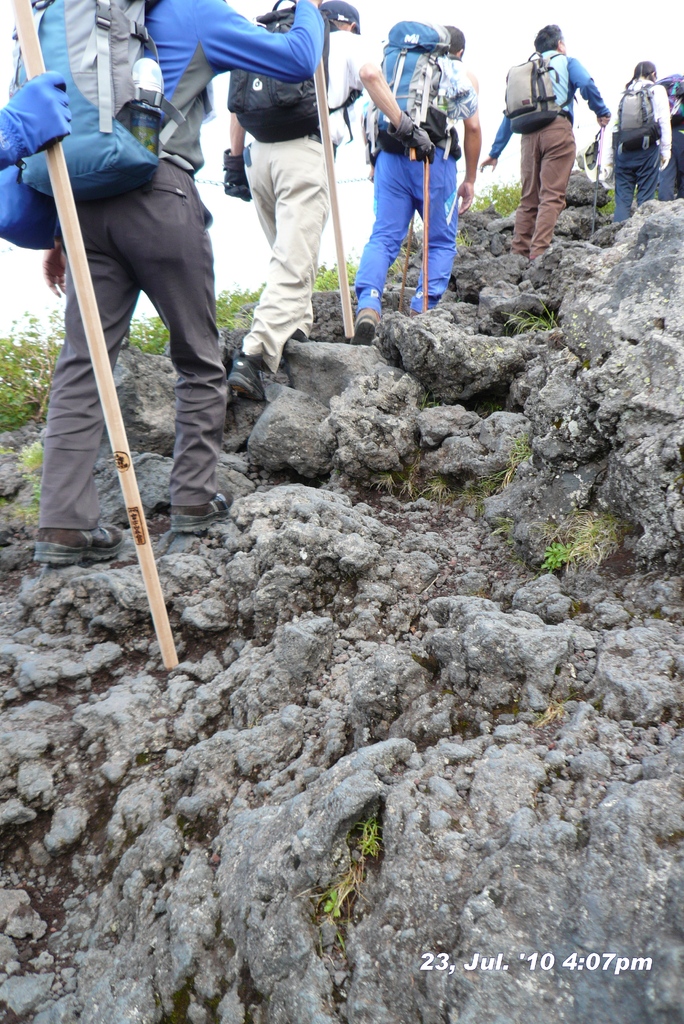 富士山アタック黒鳥隊。ひたすら登る、7合目～8合目。100723-160700