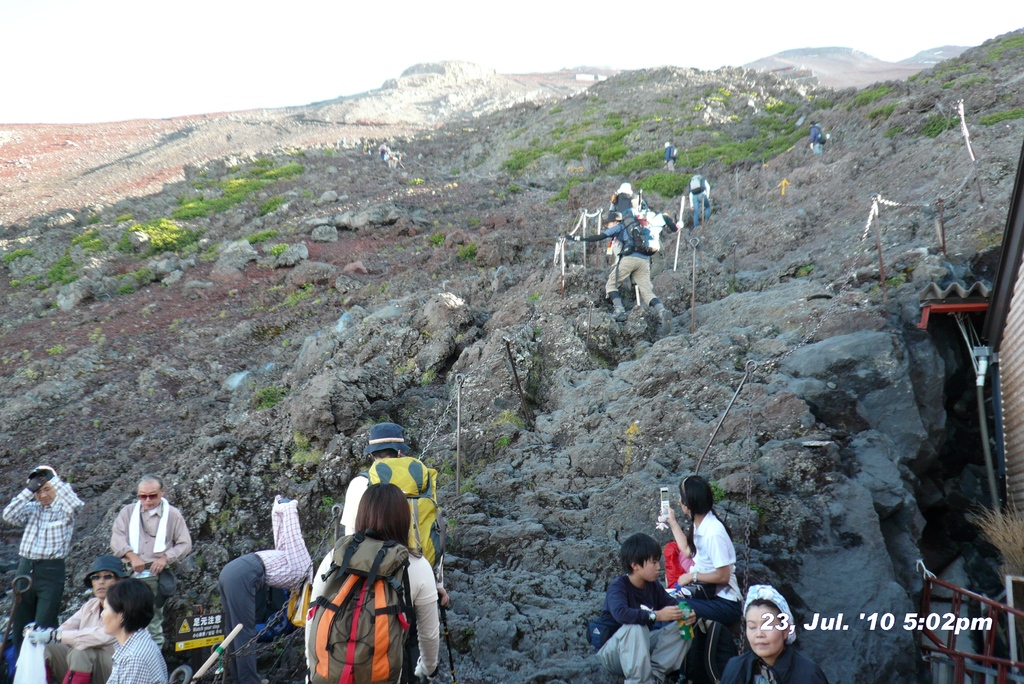 富士山アタック黒鳥隊。宿泊する東洋館脇から見る山頂方面。一瞬の晴れ間。10072