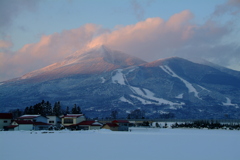 雪景色／夕日を浴びる会津磐梯山