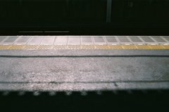 酷暑日に　日陰探して　電車待つ