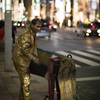 黄金服を着る男
