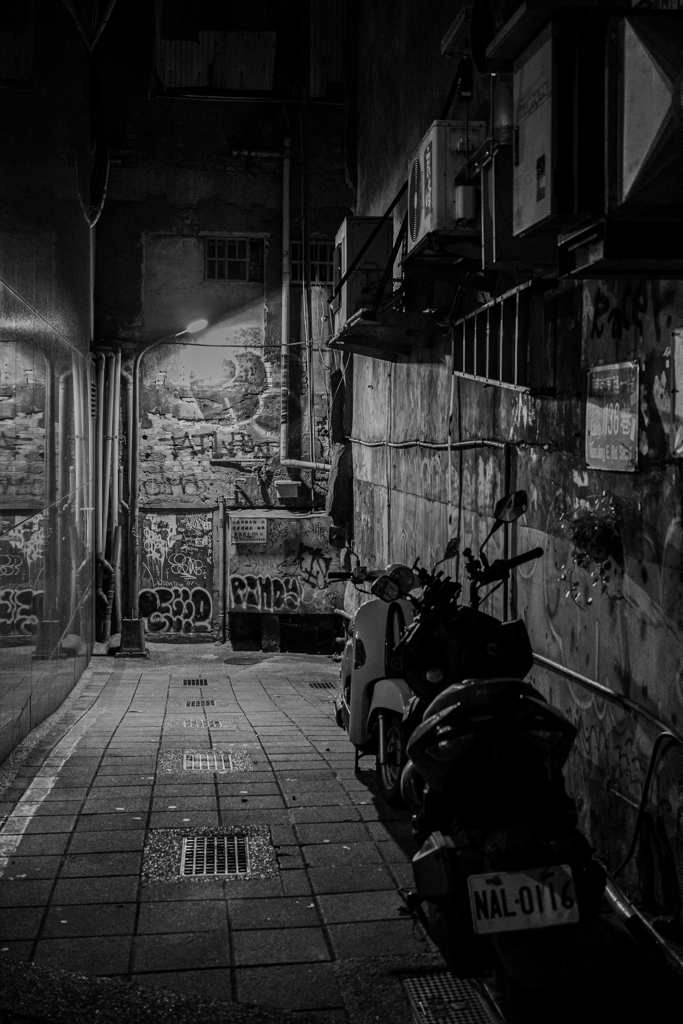 真夜中の路地裏で
