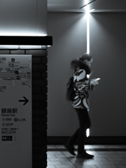 銀座駅 →