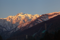 朝日に照らされる五竜岳