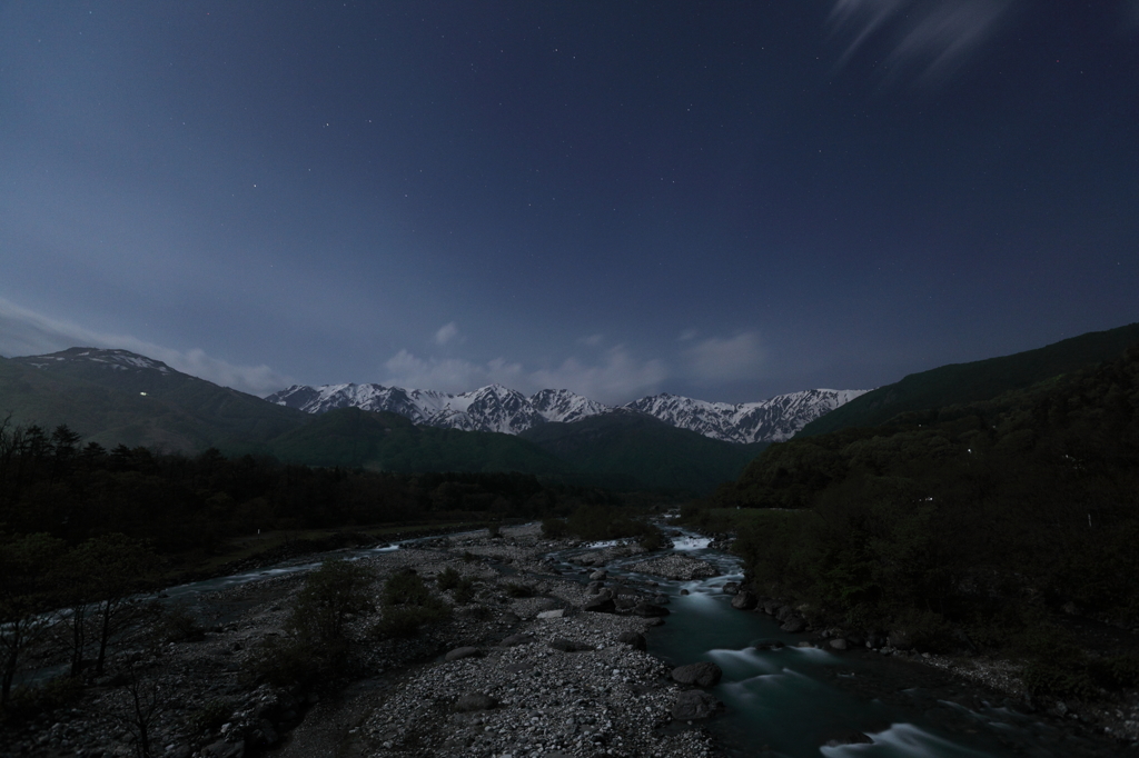 月光に照らされる白馬三山
