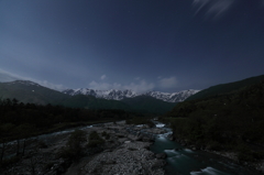 月光に照らされる白馬三山