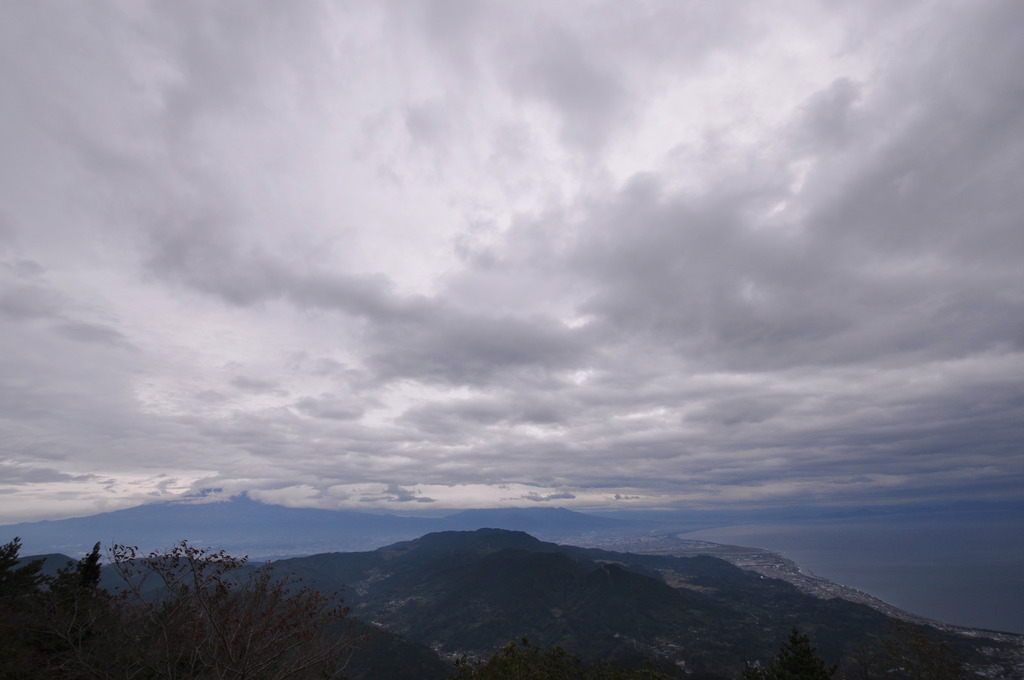 浜石岳より富士山見えず