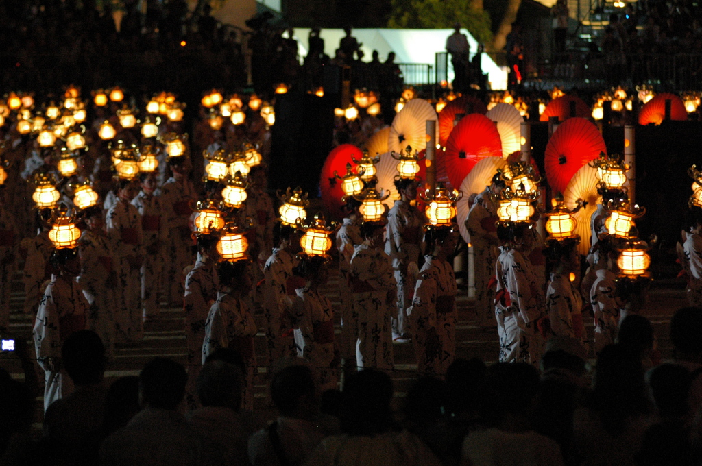 灯籠の揺れる夜