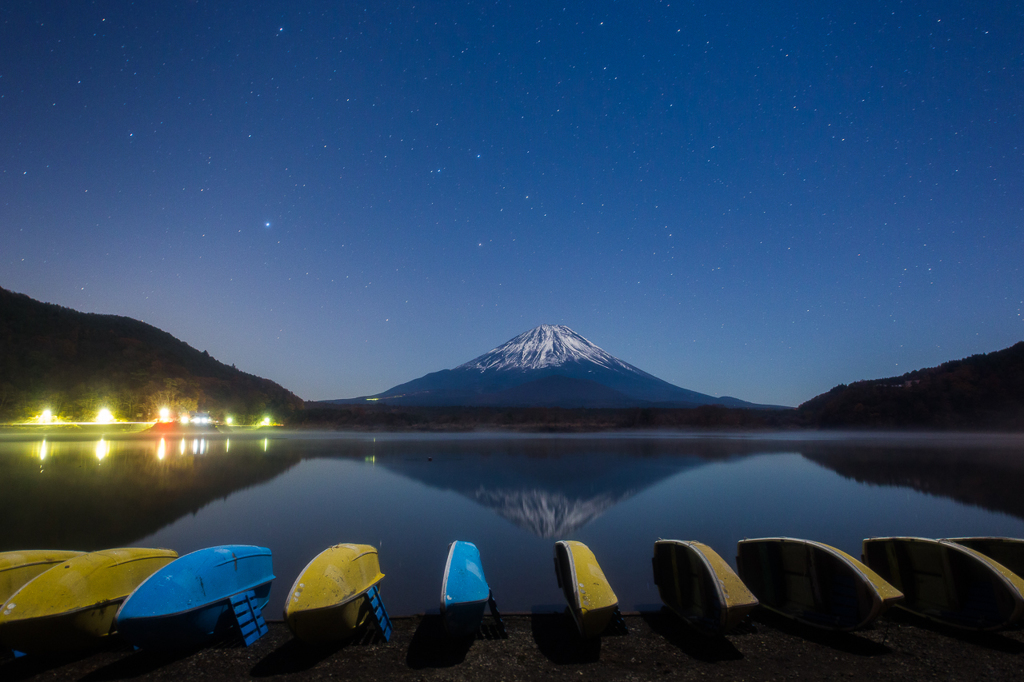 月下の精進湖