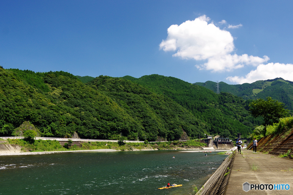 故郷の清流と青い空、白い雲