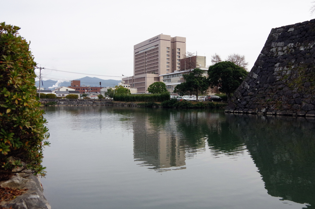 堀に映る新築ビル