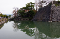 古城の堀、深くしずみ