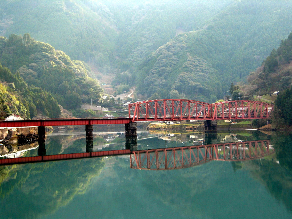 朝凪の湖面