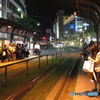 電車を待つ人々