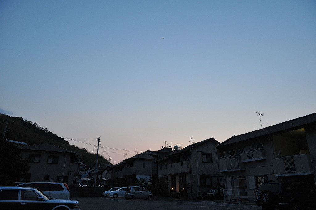 夕暮れに浮かぶ三日月