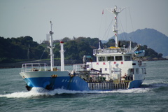 フェリーを追いかける船