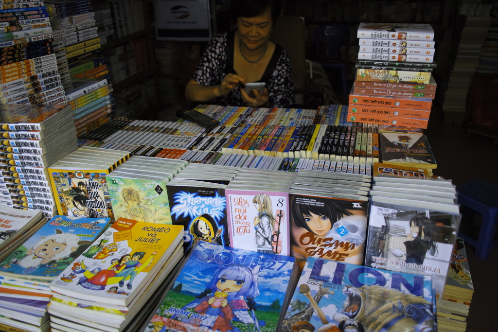 貸本屋かな？少年達が出入り