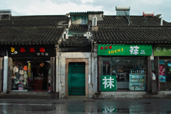 蔵出し夕立上がる