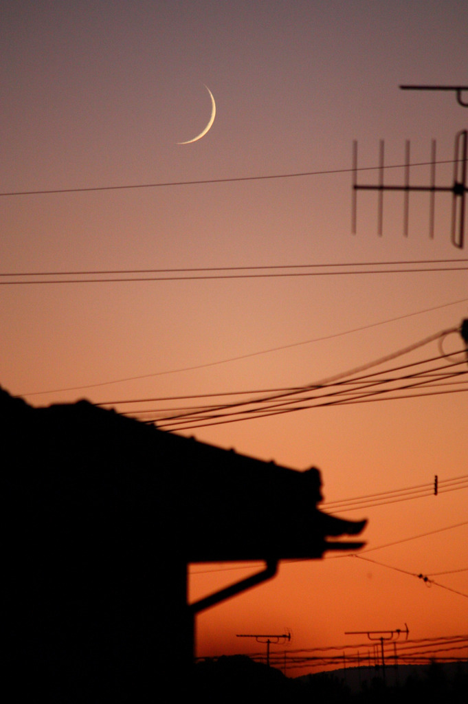夕焼けと月と