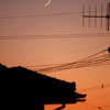 夕焼けと月と