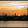 染まり行く港。