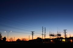 変電所と夕景