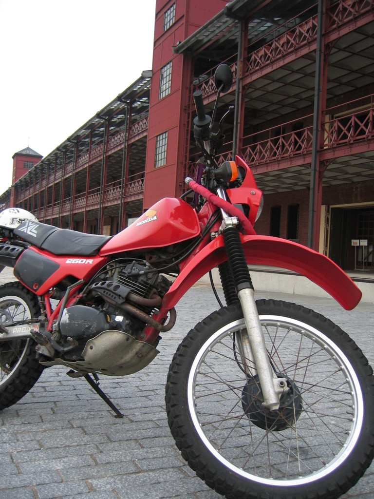 横浜赤レンガ倉庫と赤バイク