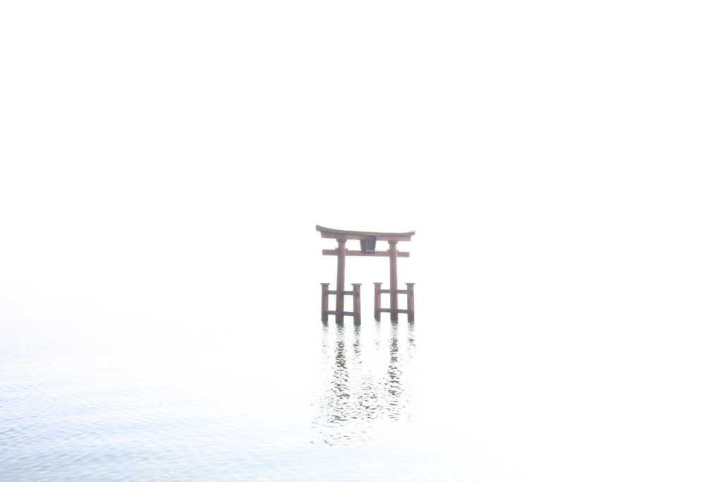 湖上の鳥居