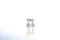 湖上の鳥居