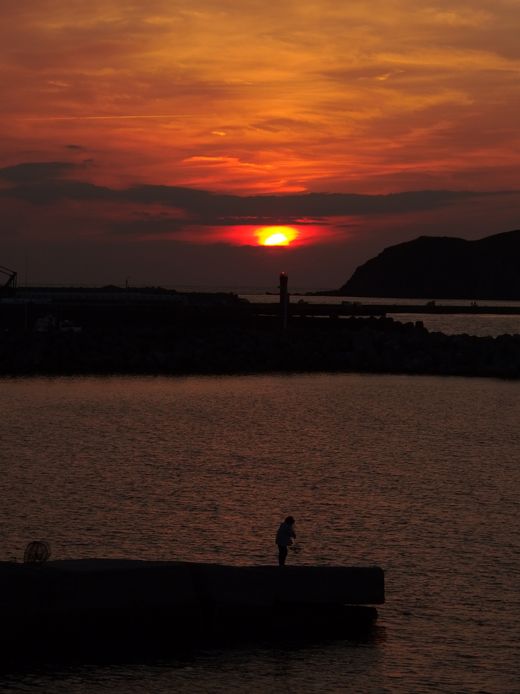 夕陽と釣り人