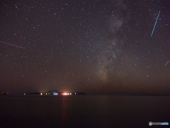 漆黒の海と煌びやかな空