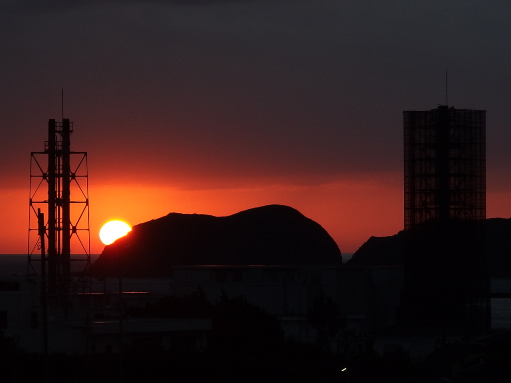 島に隠れる夕陽
