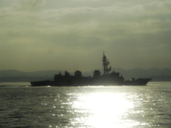 東京湾を進む護衛艦