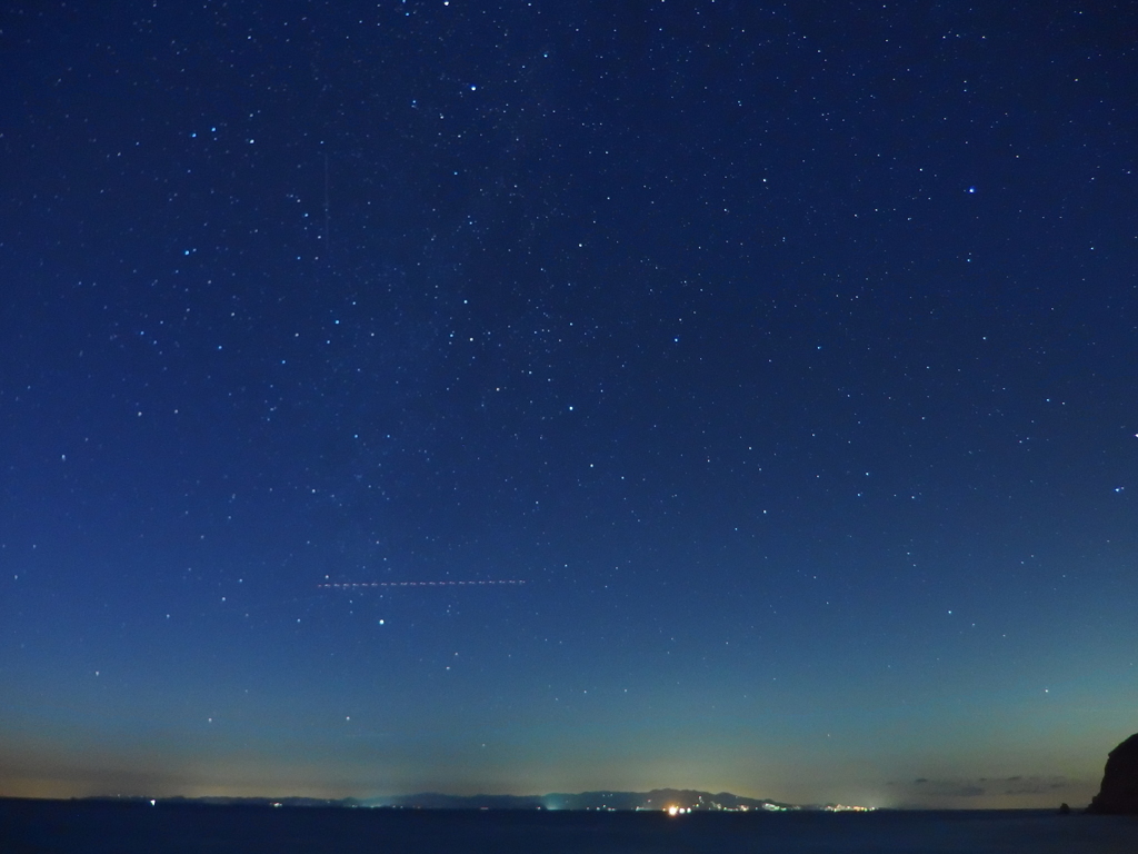 夜空を照らす伊豆半島