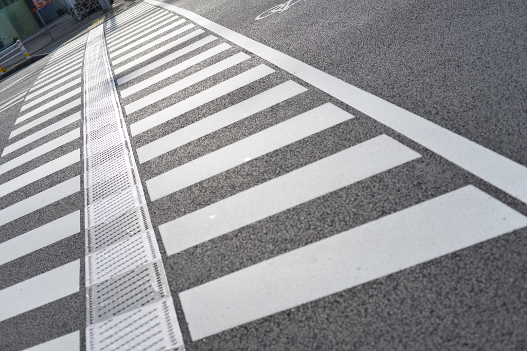 晴れた日の横断歩道。