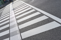 晴れた日の横断歩道。
