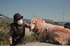 お母さんにかわいがってもらうみゅうちゃん