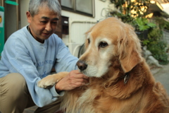 ほいと草を取ってもらうみゅうちゃん