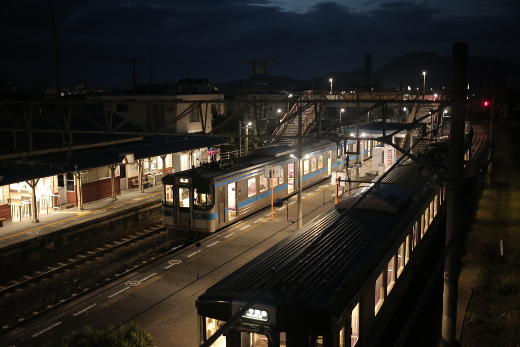 夜の伊予北条駅 by まつだあきひろ (ID:9732272) 写真共有サイトPHOTOHITO