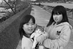 女の子と猫　モノクロ