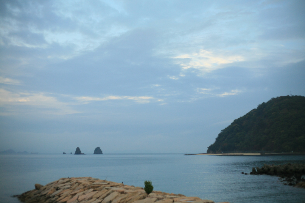 東から風吹いてるし変な天気