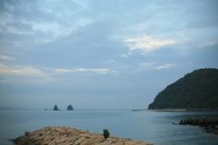 東から風吹いてるし変な天気