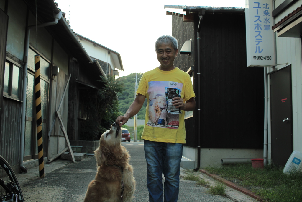 みゅうちゃんＴシャツを着た坂田さんとみゅうちゃん