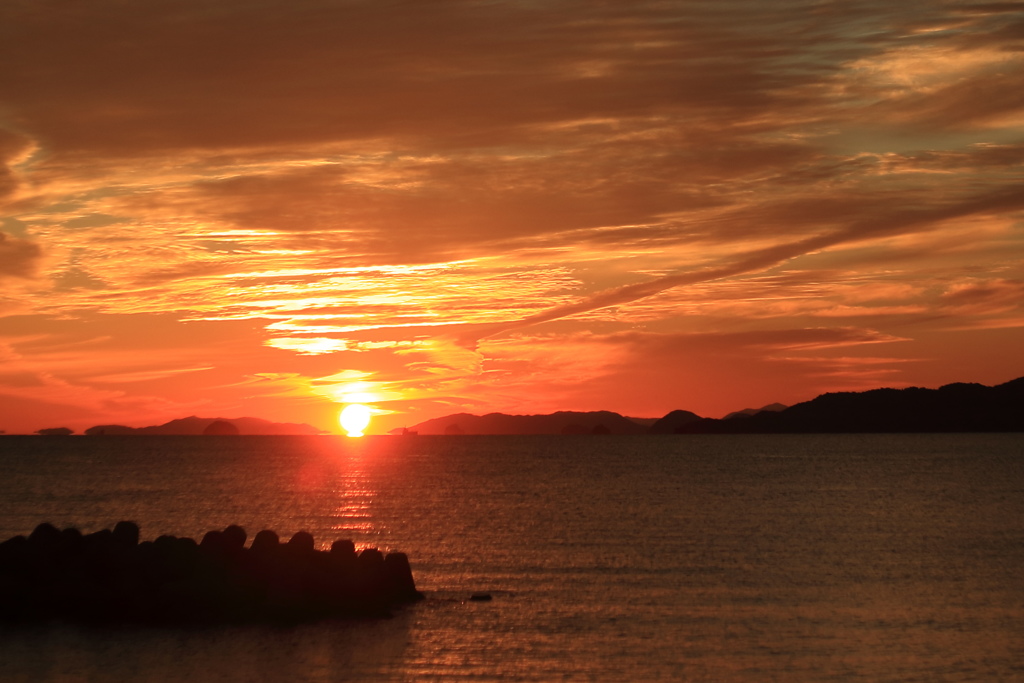 見たら幸せになるというだるま夕日
